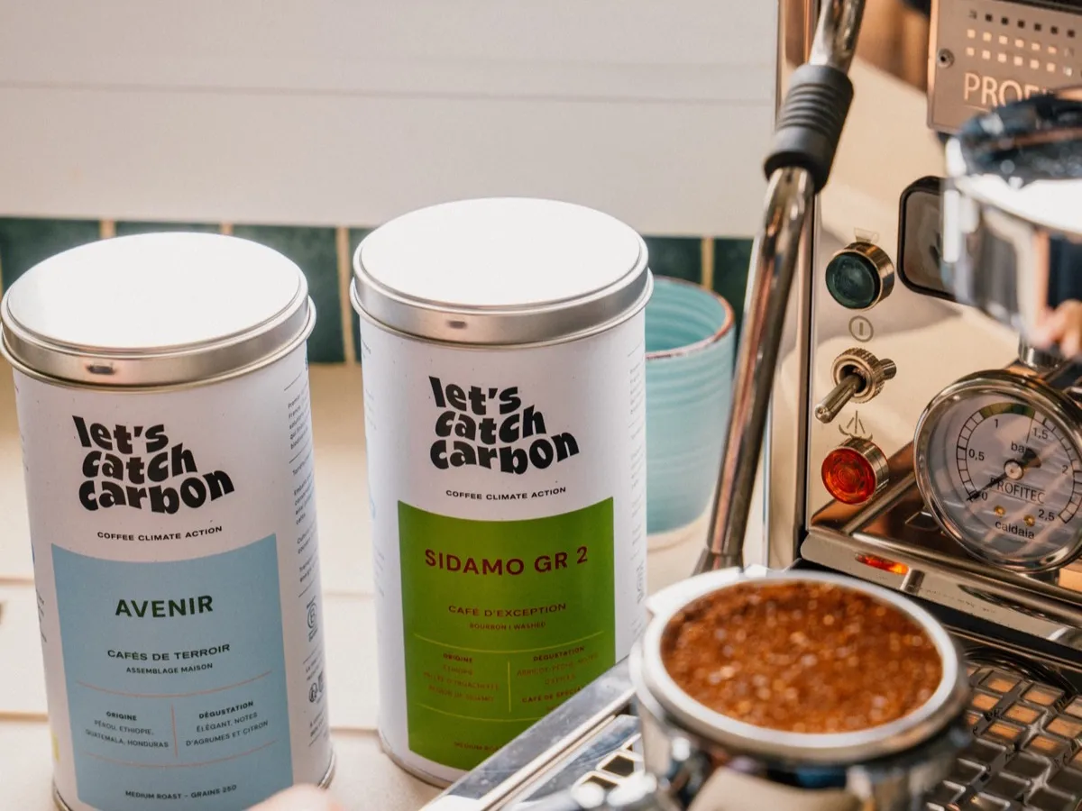 Café italien en grain en boîtes et café moulu dans le porte-filtre d'une machine espresso