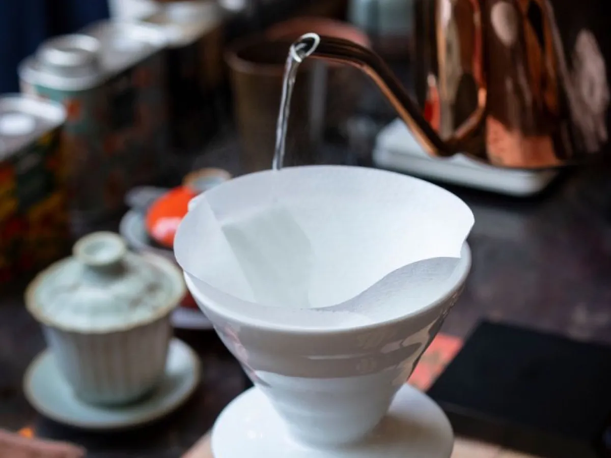 Filtre papier dans un dripper pour préparer un café filtre façon Chemex ou V60