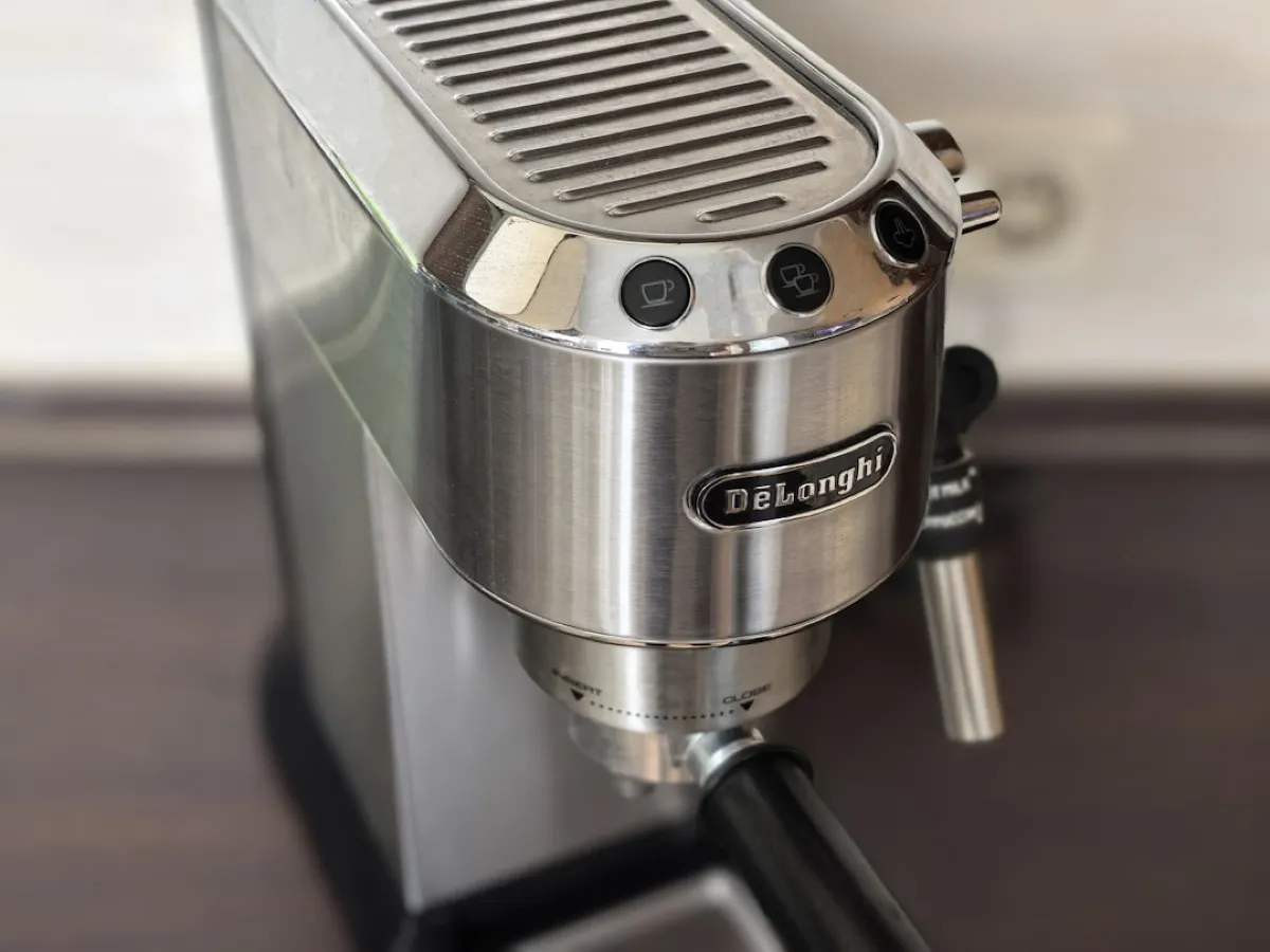 Machine à expresso De'Longhi Dedica Style EC685.M en inox sur un plan de travail