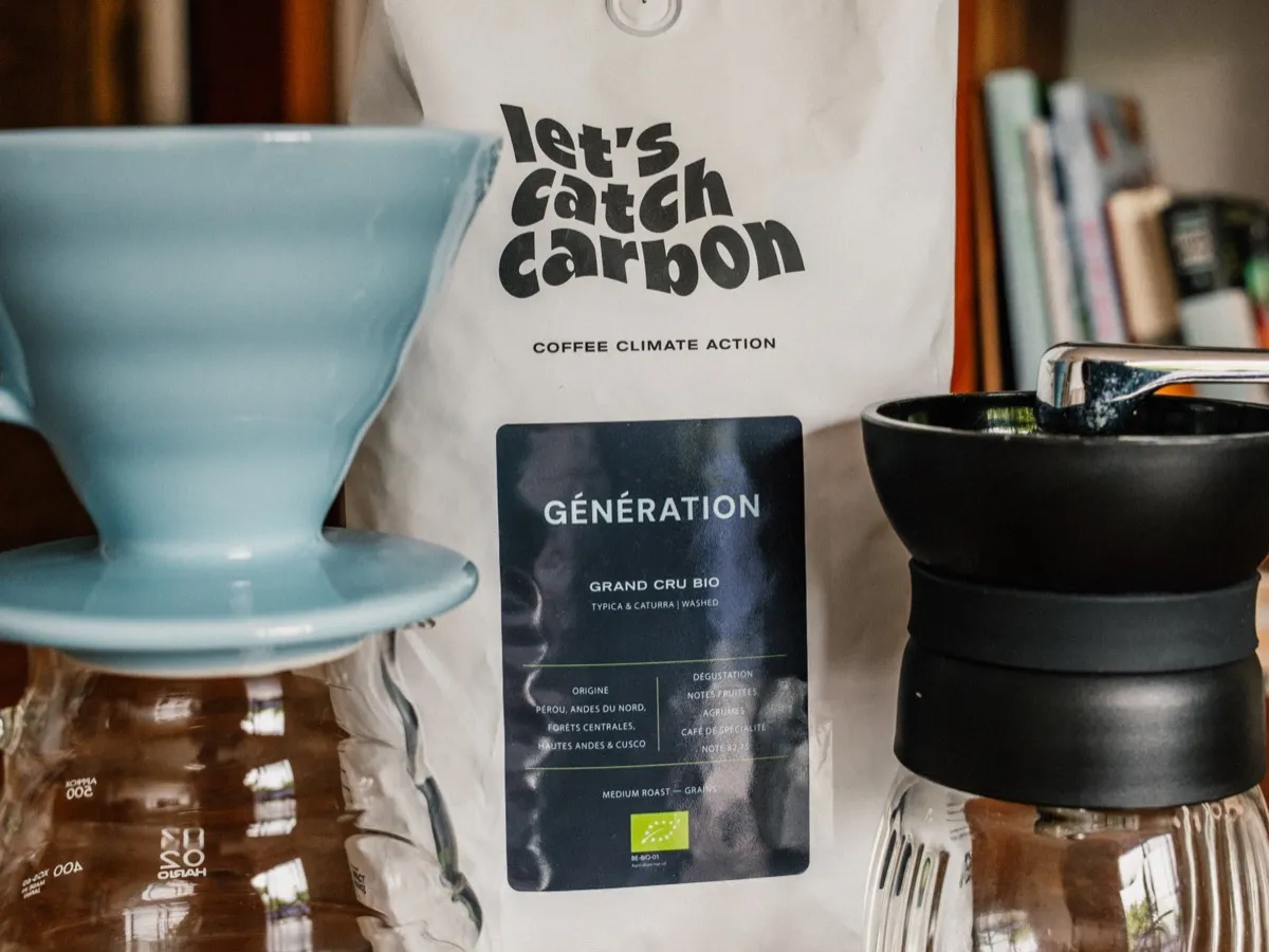 Sachet de café en grains et moulin manuel avec dripper, une idée de cadeau pour amateur de café