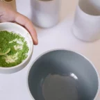 Bol de poudre de thé matcha vert vif et cuillère en bambou, prêt pour la préparation