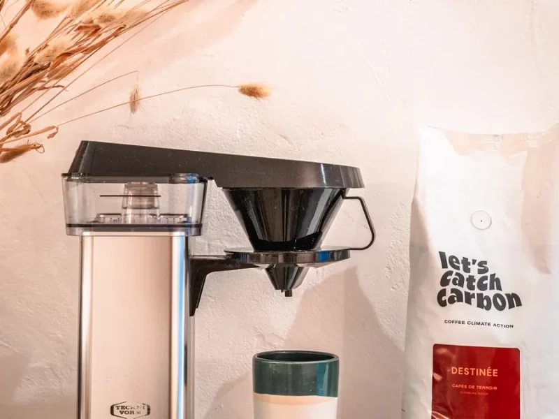 Cafetière filtre électrique Moccamaster en inox à côté d'un sachet de café let's catch carbon