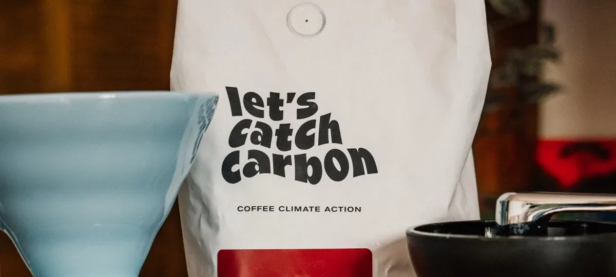 Dripper Hario V60 en céramique sur carafe en verre, moulin manuel et sachet de café en grains pour un café V60