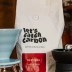 Dripper Hario V60 en céramique sur carafe en verre, moulin manuel et sachet de café en grains pour un café V60