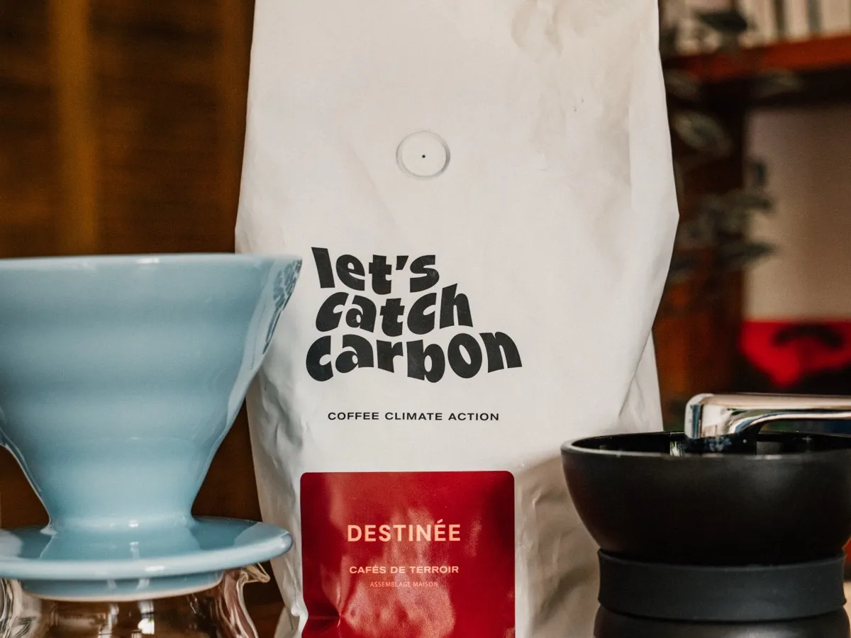 Dripper Hario V60 en céramique sur carafe en verre, moulin manuel et sachet de café en grains pour un café V60