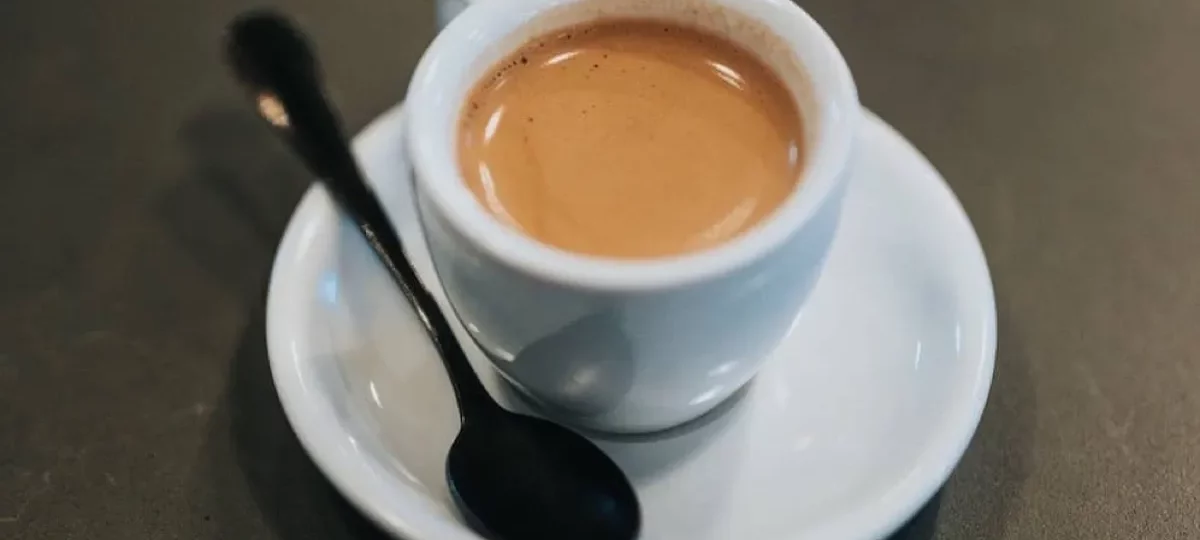 Espresso servi en tasse avec sa soucoupe, le résultat qu'un détartrage régulier préserve