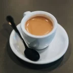Espresso servi en tasse avec sa soucoupe, le résultat qu'un détartrage régulier préserve