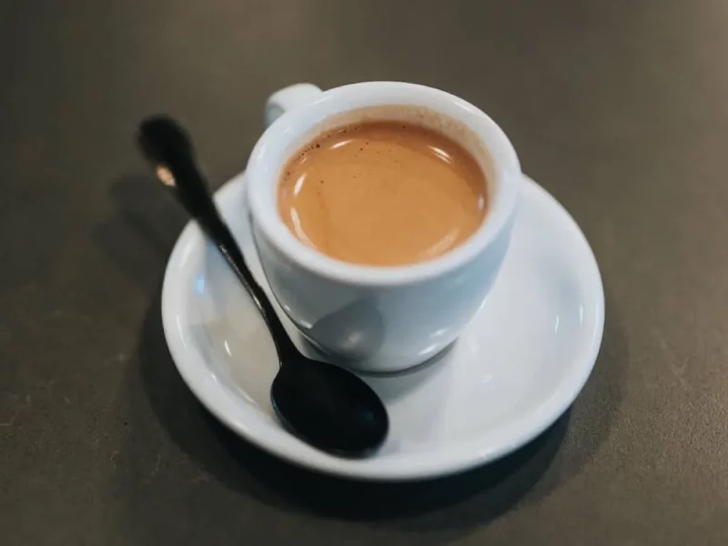 Espresso servi en tasse avec sa soucoupe, le résultat qu'un détartrage régulier préserve