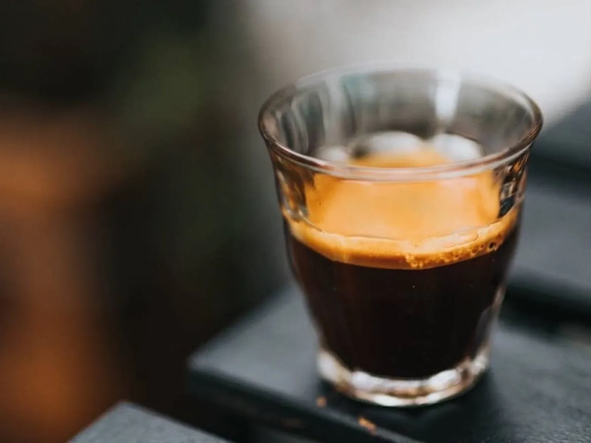 Expresso à la crema dans un verre, goût du café influencé par l'eau filtrée de la machine Delonghi