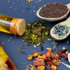 Feuilles de thé et plantes à infusion séchées dans des cuillères en bois