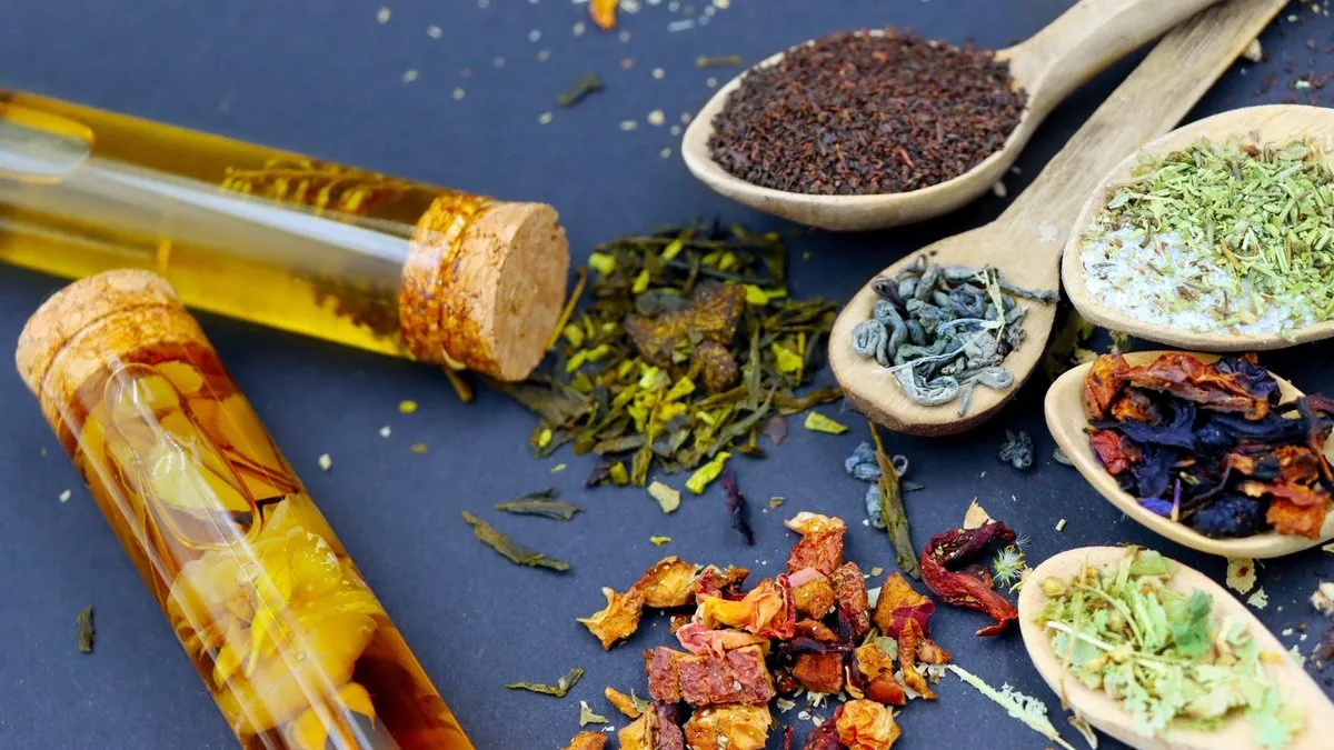 Feuilles de thé et plantes à infusion séchées dans des cuillères en bois