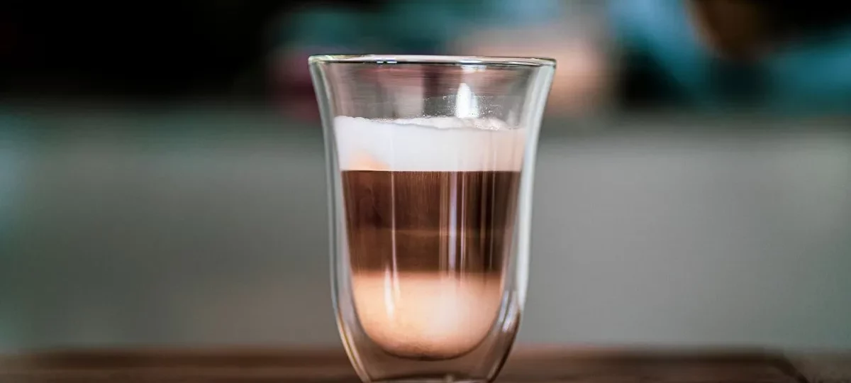 Latte macchiato en verre double paroi, couches de lait, d'espresso et de mousse bien distinctes