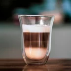 Latte macchiato en verre double paroi, couches de lait, d'espresso et de mousse bien distinctes