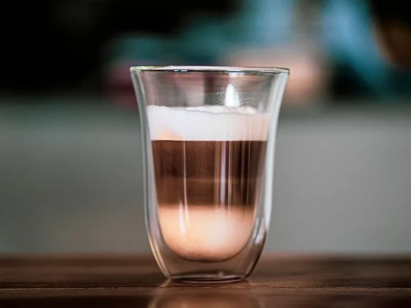 Latte macchiato en verre double paroi, couches de lait, d'espresso et de mousse bien distinctes