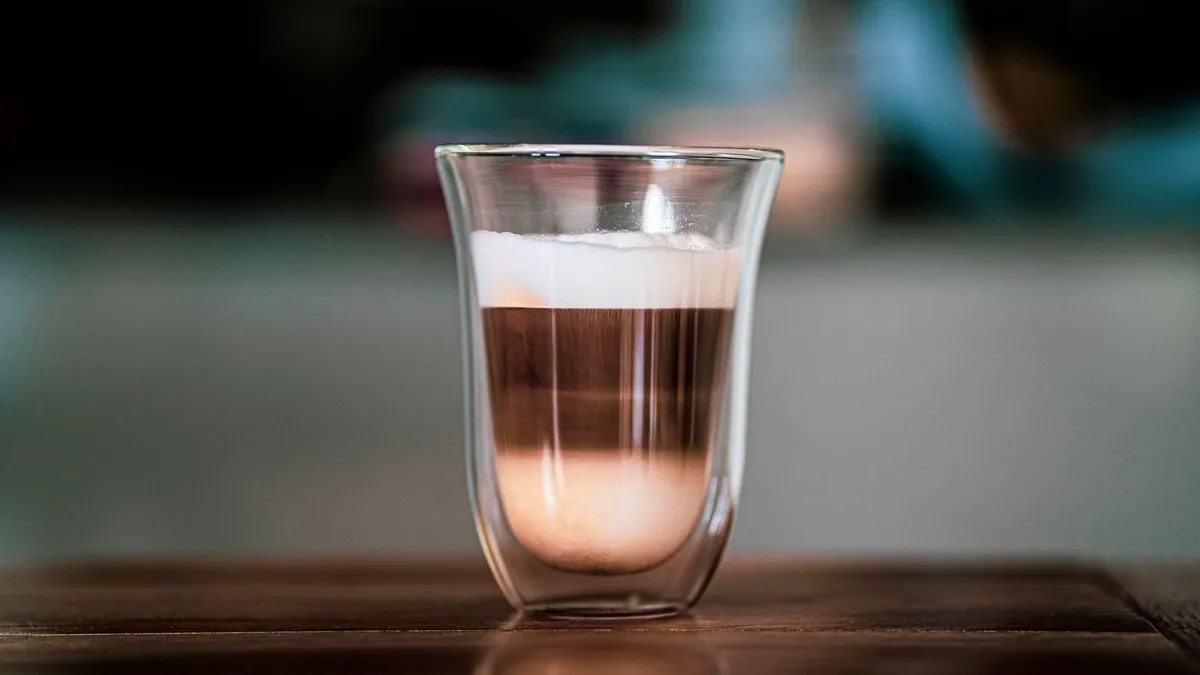 Latte macchiato en verre double paroi, couches de lait, d'espresso et de mousse bien distinctes