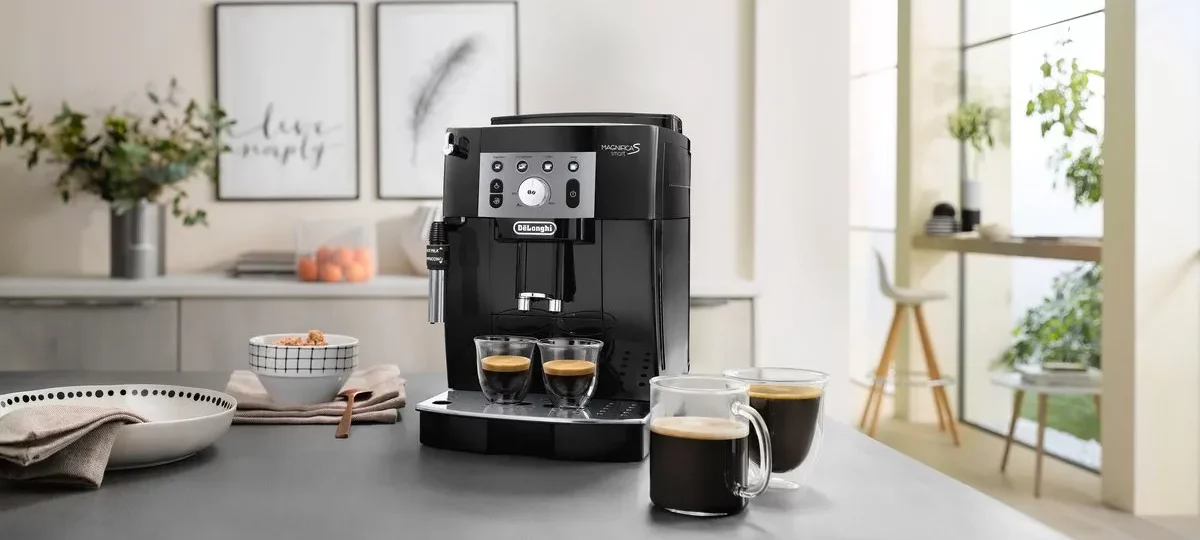 Machine à café à grains De'Longhi Magnifica S servant deux expressos dans une cuisine