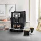 Machine à café à grains De'Longhi Magnifica S servant deux expressos dans une cuisine