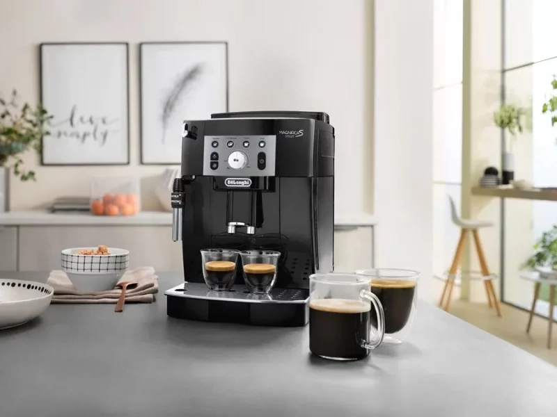 Machine à café à grains De'Longhi Magnifica S servant deux expressos dans une cuisine