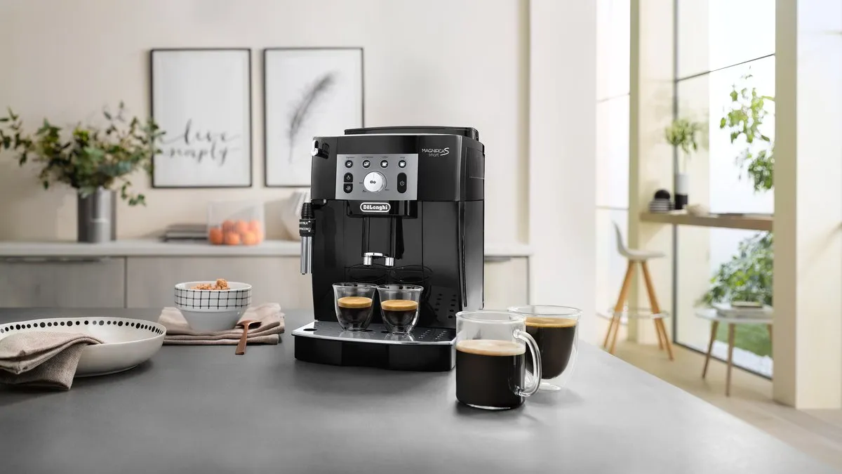 Machine à café à grains De'Longhi Magnifica S servant deux expressos dans une cuisine
