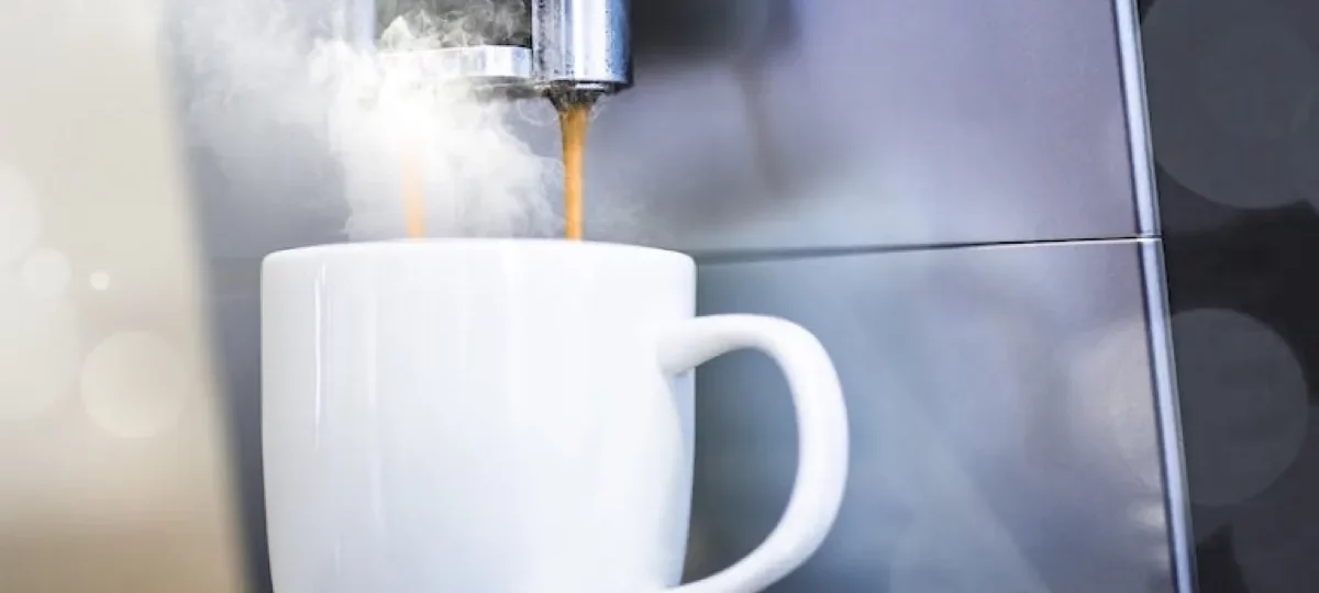 Machine à café automatique versant un café fumant, appareil à détartrer régulièrement au vinaigre blanc