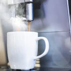 Machine à café automatique versant un café fumant, appareil à détartrer régulièrement au vinaigre blanc