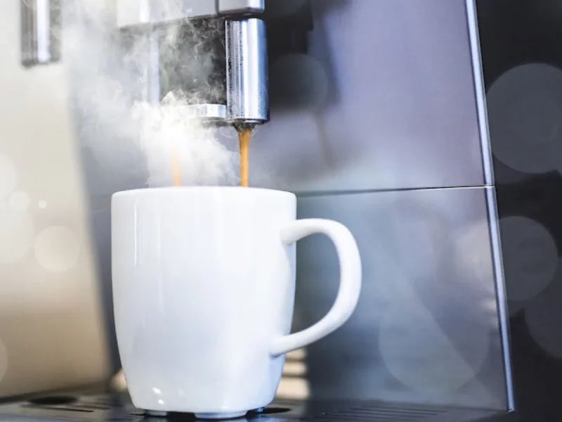 Machine à café automatique versant un café fumant, appareil à détartrer régulièrement au vinaigre blanc