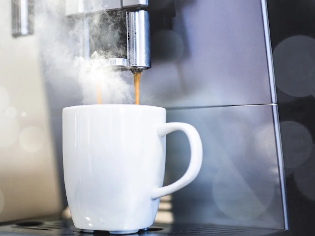 Machine à café automatique versant un café fumant, appareil à détartrer régulièrement au vinaigre blanc