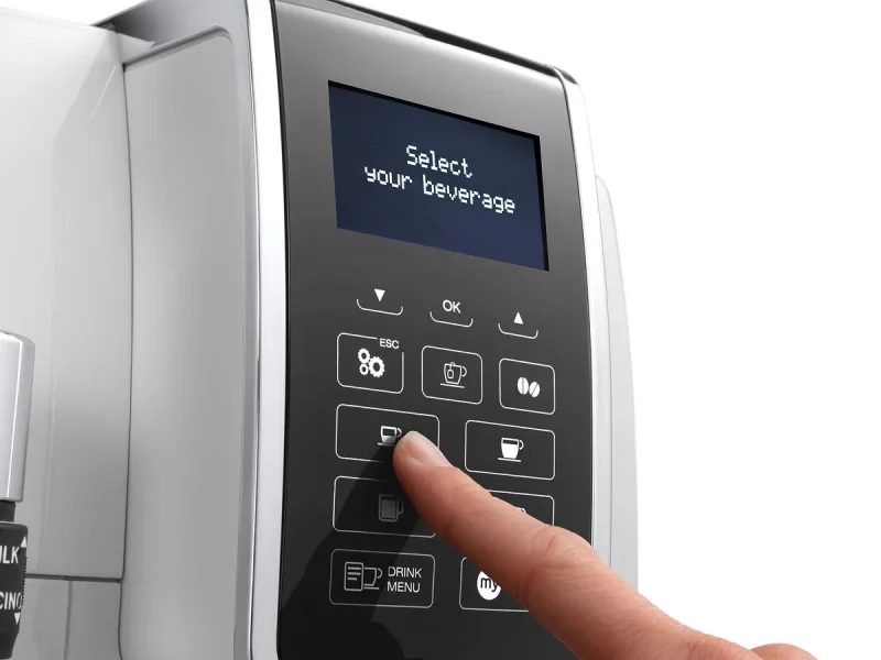 Doigt sélectionnant une boisson sur le panneau de commande d'une machine à grains De'Longhi